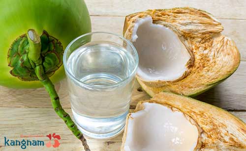 Làm thế nào để hết tàn nhang trên mặt bằng nước dừa tươi?