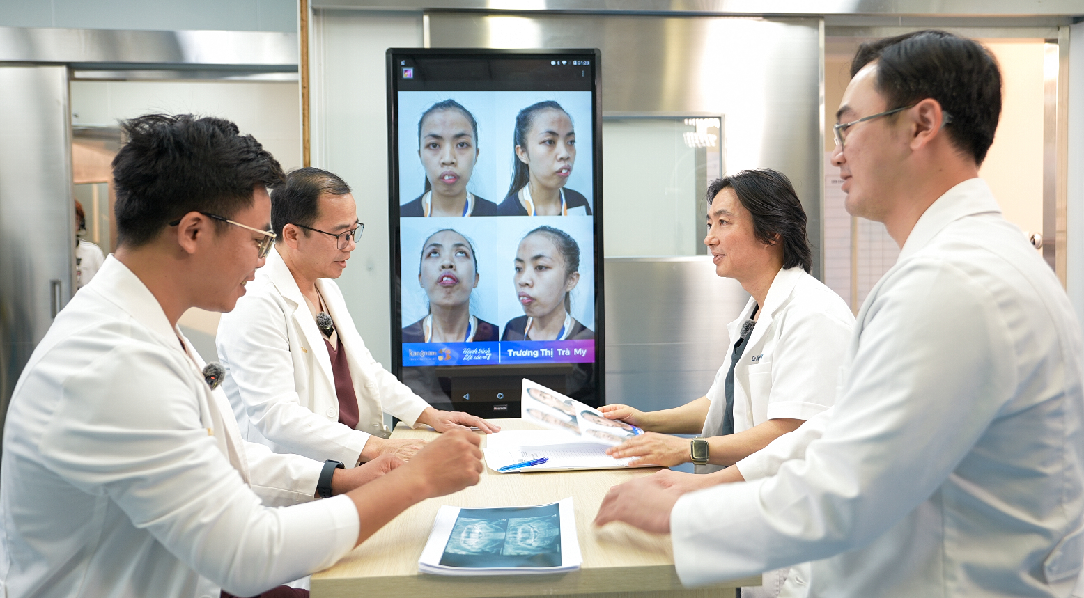 Ekip bác sĩ chương trình hội chẩn về trường hợp của các thí sinh